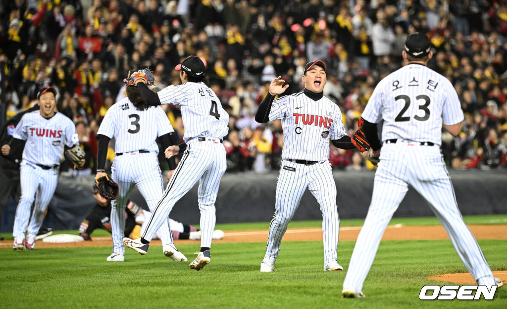 7일 오후 서울 잠실야구장에서 2023 KBO 프로야구 포스트시즌 한국시리즈 1차전 LG 트윈스와 KT 위즈의 경기가 열렸다.2회초 무사 1,2루에서 KT 문상철의 병살타 때 3루로 LG 수비진이 트리플플레이를 성공시키고 환호하고 있다. 2023.11.07 /sunday@osen.co.kr