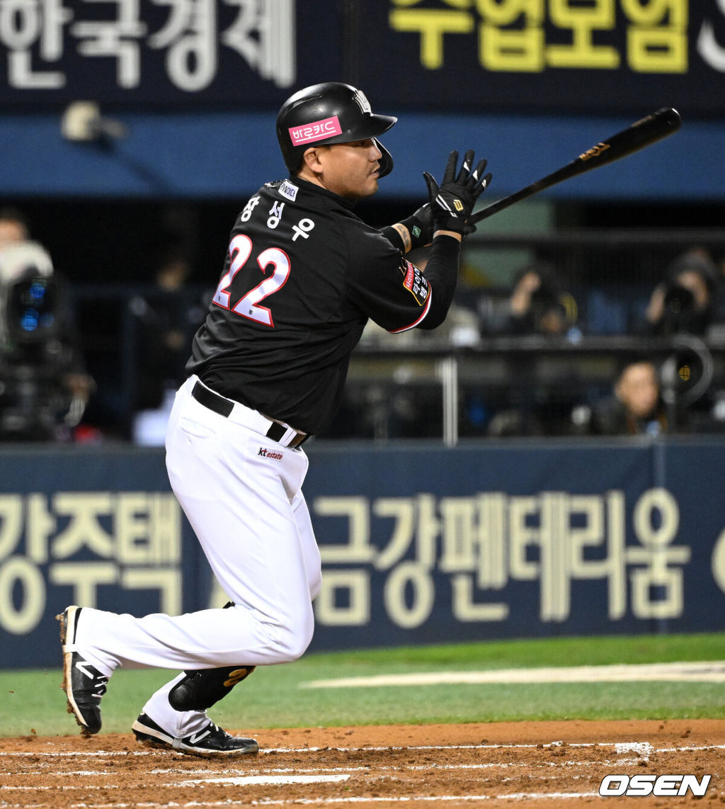 7일 오후 서울 잠실야구장에서 2023 KBO 프로야구 포스트시즌 한국시리즈 1차전 LG 트윈스와 KT 위즈의 경기가 열렸다.4회초 1사 1,2루에서 KT 장성우가 적시타를 치고 있다. 2023.11.07 /sunday@osen.co.kr