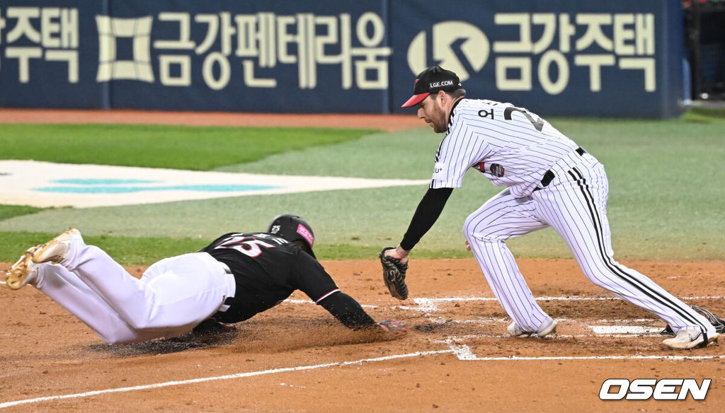 7일 오후 서울 잠실야구장에서 '2023 KBO 프로야구 포스트시즌 한국시리즈 1차전' LG 트윈스와 KT 위즈의 경기가 열렸다.4회초 1사 1, 2루 KT 장성우의 동점 1타점 적시타 때 LG 유격수 오지환이 오지환이 송구실책을 범했다. 이때 3루까지 내달린 1루 주자 알포드가 홈으로 내달렸지만 LG 1루수 오스틴에게 태그아웃되고 있다. 2023.11.07 / ksl0919@osen.co.kr