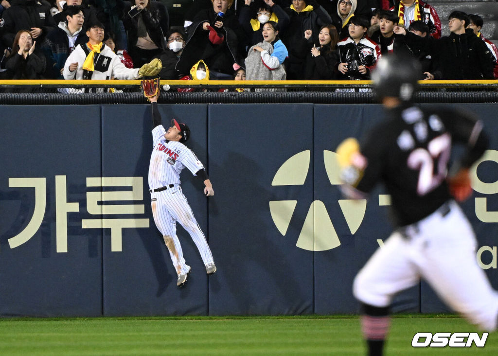 7일 오후 서울 잠실야구장에서 2023 KBO 프로야구 포스트시즌 한국시리즈 1차전 LG 트윈스와 KT 위즈의 경기가 열렸다.9회초 2사 1루에서 LG 문성주가 KT 문상철의 타구를 잡으려 손을 뻗었지만 놓치고 있다. 2023.11.07 /sunday@osen.co.kr