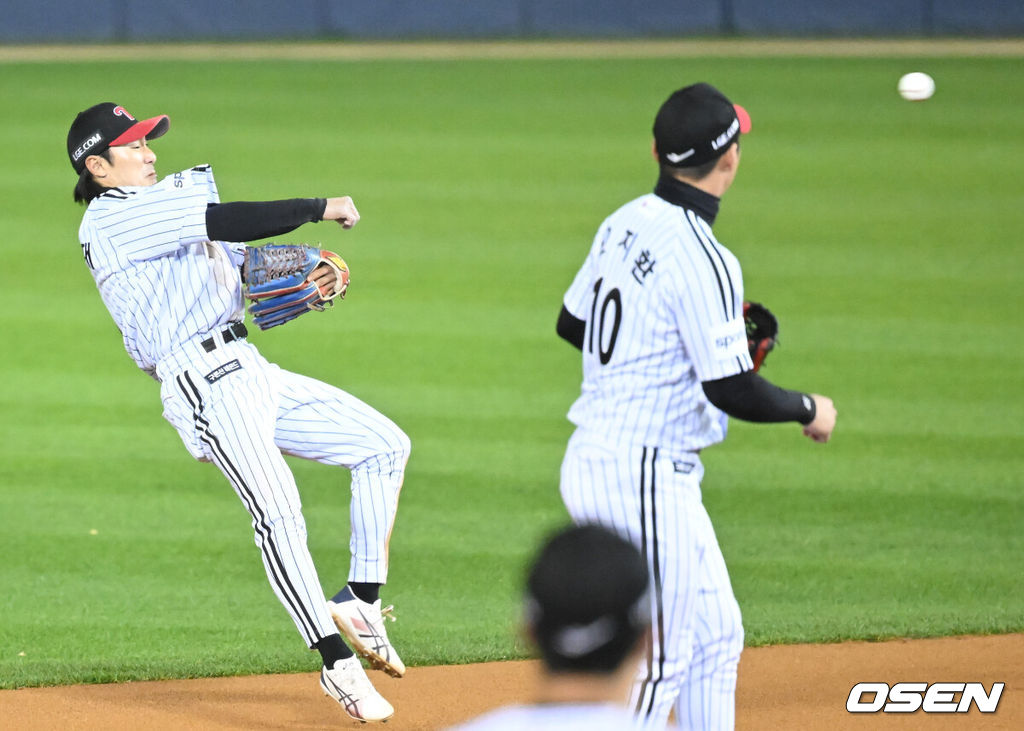 7일 오후 서울 잠실야구장에서 2023 KBO 프로야구 포스트시즌 한국시리즈 1차전 LG 트윈스와 KT 위즈의 경기가 열렸다.6회초 1사 LG 2루수 신민재가 KT 황재균의 땅볼 타구를 처리하고 있다. 주자 1루 아웃. 2023.11.07 /sunday@osen.co.kr