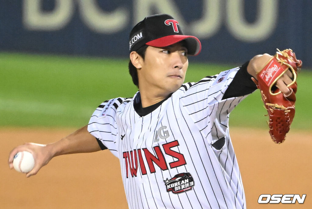 7일 오후 서울 잠실야구장에서 2023 KBO 프로야구 포스트시즌 한국시리즈 1차전 LG 트윈스와 KT 위즈의 경기가 열렸다.7회초 1사 1루 LG 이정용이 마운드에 올라 힘차게 공을 뿌리고 있다. 2023.11.07 /sunday@osen.co.kr