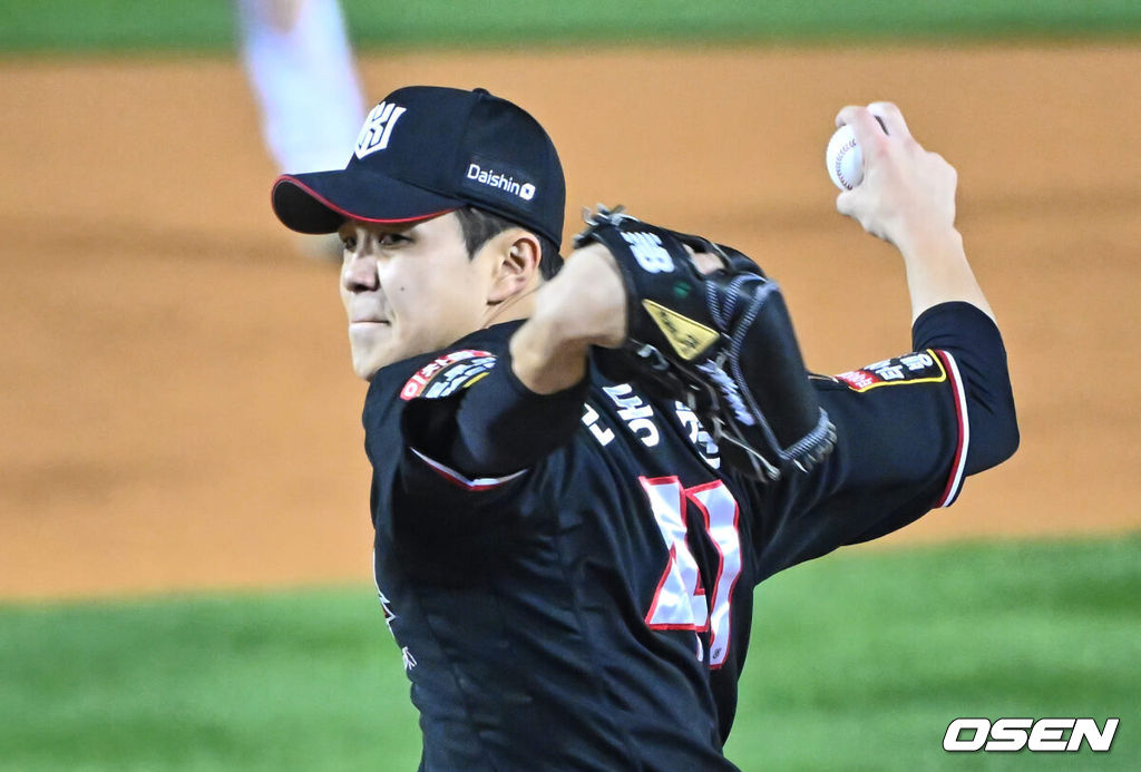 7일 잠실 NC파크에서 2023 신한은행 SOL KBO 포스트시즌 한국시리즈 LG 트윈스와 KT 위즈의 1차전 경기가 열렸다. KT 위즈 손동현이 역투하고 있다. 2023.11.07 / foto0307@osen.co.kr