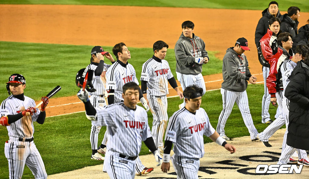 7일 잠실 NC파크에서 2023 신한은행 SOL KBO 포스트시즌 한국시리즈 LG 트윈스와 KT 위즈의 1차전 경기가 열렸다. LG 트윈스 선수들이 KT 위즈에 2-3으로 패한 후 팬들에게 인사를 하고 있다. 2023.11.07 / foto0307@osen.co.kr