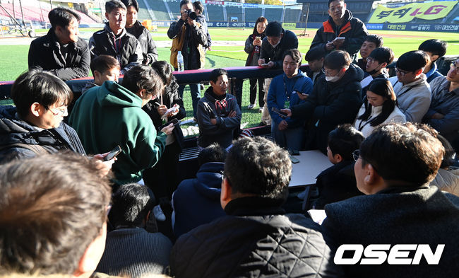 7일 오후 서울 잠실야구장에서 2023 KBO 프로야구 포스트시즌 한국시리즈 1차전 LG 트윈스와 KT 위즈의 경기가 열렸다.경기에 앞서 LG 염경엽 감독이 취재진과 인터뷰를 하고 있다. 2023.11.07 /sunday@osen.co.kr