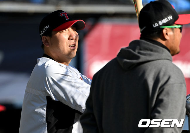 7일 오후 서울 잠실야구장에서 2023 KBO 프로야구 포스트시즌 한국시리즈 1차전 LG 트윈스와 KT 위즈의 경기가 열렸다.경기에 앞서 LG 김현수가 훈련을 하고 있다. 2023.11.07 /sunday@osen.co.kr