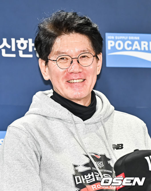 6일 오후 서울 잠실구장에서 2023 KBO 한국시리즈 미디어데이 행사가 진행됐다.KT 이강철 감독이 미소 짓고 있다. . 2023.11.06 / soul1014@osen.co.kr