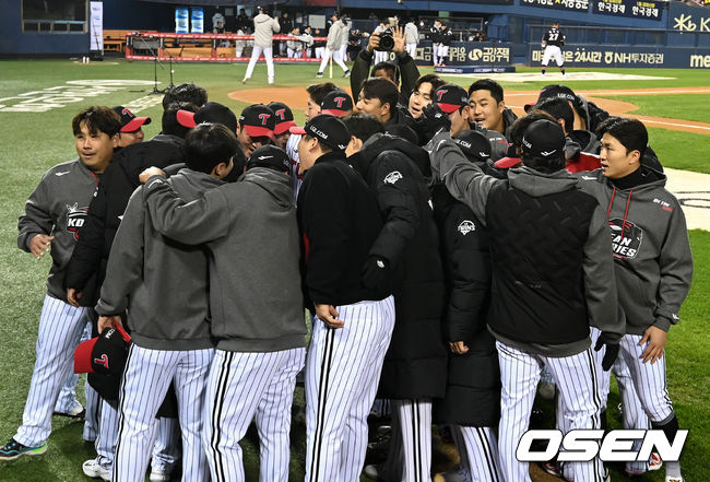 7일 오후 서울 잠실야구장에서 2023 KBO 프로야구 포스트시즌 한국시리즈 1차전 LG 트윈스와 KT 위즈의 경기가 열렸다.경기에 앞서 LG 선수들이 파이팅을 외치고 있다. 2023.11.07 /sunday@osen.co.kr