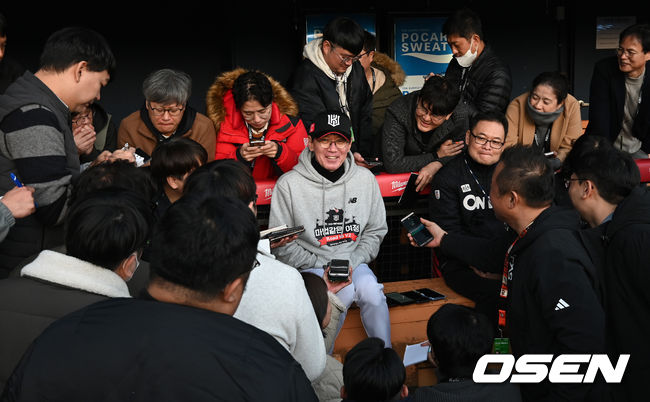 7일 오후 서울 잠실야구장에서 2023 KBO 프로야구 포스트시즌 한국시리즈 1차전 LG 트윈스와 KT 위즈의 경기가 열렸다.경기에 앞서 KT 이강철 감독이 취재진과 이야기를 나누고 있다. 2023.11.07 /sunday@osen.co.kr