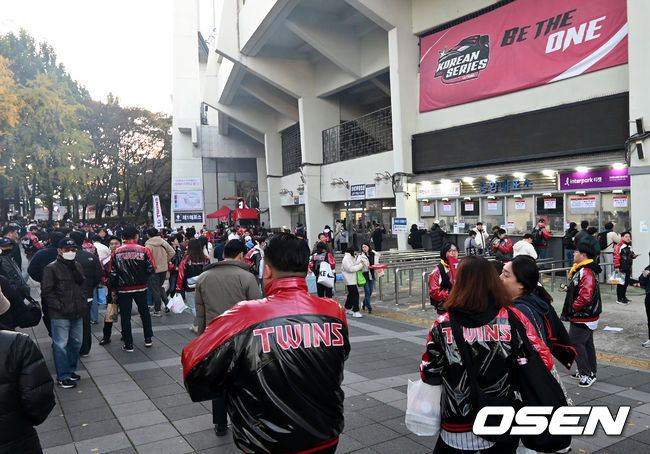 7일 오후 서울 잠실야구장에서 2023 KBO 프로야구 포스트시즌 한국시리즈 1차전 LG 트윈스와 KT 위즈의 경기가 열렸다.야구팬들이 경기장으로 향하고 있다. 2023.11.07 /sunday@osen.co.kr