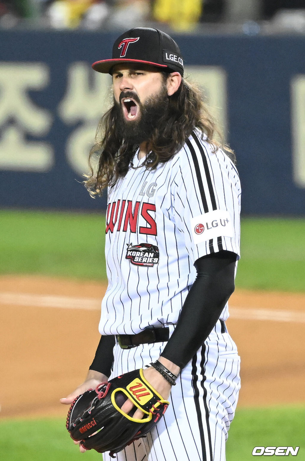 7일 오후 서울 잠실야구장에서 2023 KBO 프로야구 포스트시즌 한국시리즈 1차전 LG 트윈스와 KT 위즈의 경기가 열렸다.6회초 2사 LG 투구 켈리가 KT 알포드를 좌익수 플라이로 처리한 뒤 환호하고 있다. 2023.11.07 /sunday@osen.co.kr