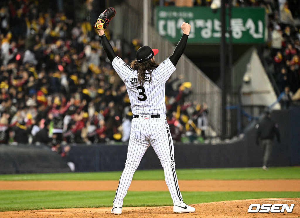 7일 오후 서울 잠실야구장에서 2023 KBO 프로야구 포스트시즌 한국시리즈 1차전 LG 트윈스와 KT 위즈의 경기가 열렸다.6회초 2사에서 LG 켈리가 문성주의 호수비에 환호하고 있다. 2023.11.07 /sunday@osen.co.kr