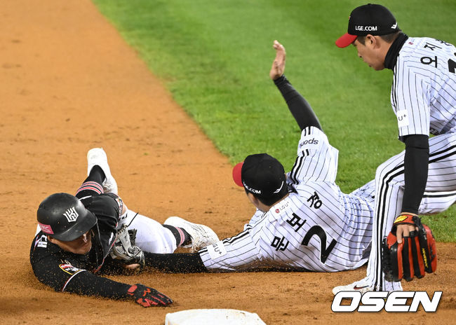 7일 오후 서울 잠실야구장에서 '2023 KBO 프로야구 포스트시즌 한국시리즈 1차전' LG 트윈스와 KT 위즈의 경기가 열렸다.2회초 무사 1,2루 KT 문상철의 병살타 때 3루로 LG 3루수 문보경이 KT 2루주자 배정대를 태그아웃 시키고 있다. 2023.11.07 / ksl0919@osen.co.kr