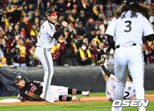 7일 오후 서울 잠실야구장에서 2023 KBO 프로야구 포스트시즌 한국시리즈 1차전 LG 트윈스와 KT 위즈의 경기가 열렸다.2회초 무사 1,2루에서 KT 문상철의 병살타 때 3루로 LG 오지환이 트리플플레이를 성공시키고 환호하고 있다. 2023.11.07 /sunday@osen.co.kr