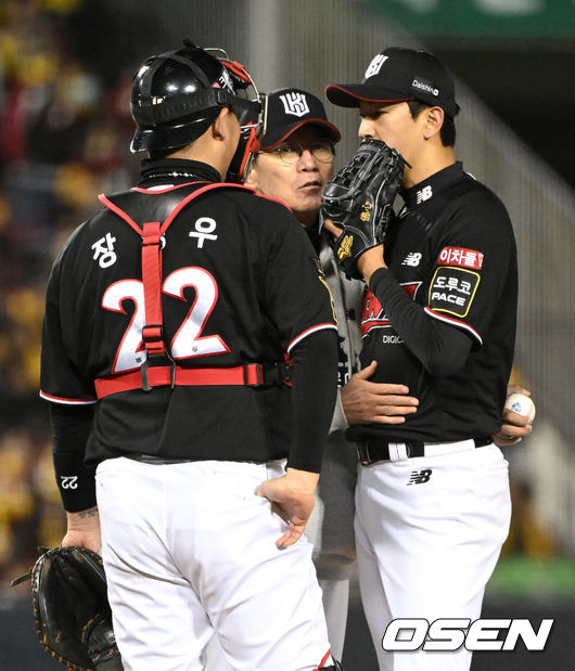 7일 오후 서울 잠실야구장에서 2023 KBO 프로야구 포스트시즌 한국시리즈 1차전 LG 트윈스와 KT 위즈의 경기가 열렸다.2회초 1사 만루에서 마운드를 방문한 KT 이강철 감독이 장성우, 고영표와 이야기를 나누고 있다. 2023.11.07 /sunday@osen.co.kr