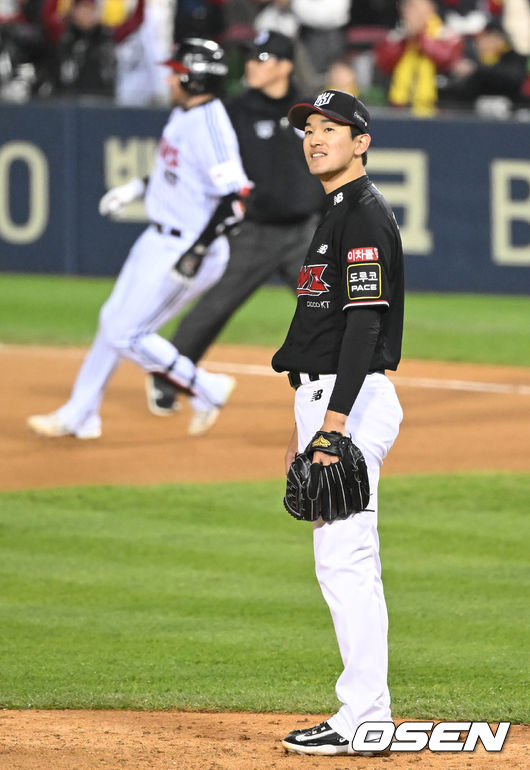 7일 오후 서울 잠실야구장에서 2023 KBO 프로야구 포스트시즌 한국시리즈 1차전 LG 트윈스와 KT 위즈의 경기가 열렸다.5회말 1사 KT 투수 고영표가 LG 오스틴에게 안타를 허용, 아쉬워하고 있다. 2023.11.07 /sunday@osen.co.kr