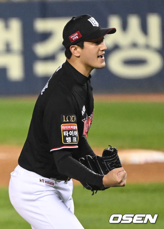 7일 오후 서울 잠실야구장에서 2023 KBO 프로야구 포스트시즌 한국시리즈 1차전 LG 트윈스와 KT 위즈의 경기가 열렸다.4회말 2사 2, 3루 KT 투수 고영표가 LG 박해민을 삼진으로 처리한 뒤 기뻐하고 있다. 2023.11.07 /sunday@osen.co.kr