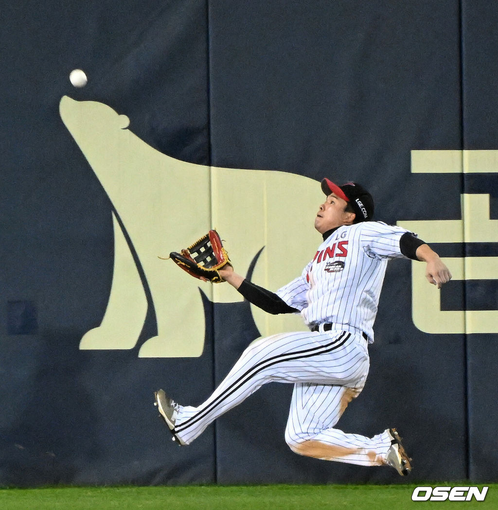 7일 오후 서울 잠실야구장에서 2023 KBO 프로야구 포스트시즌 한국시리즈 1차전 LG 트윈스와 KT 위즈의 경기가 열렸다.6회초 2사에서 LG 문성주가 KT 알포드를 외야플라이로 처리하고 있다. 2023.11.07 /sunday@osen.co.kr