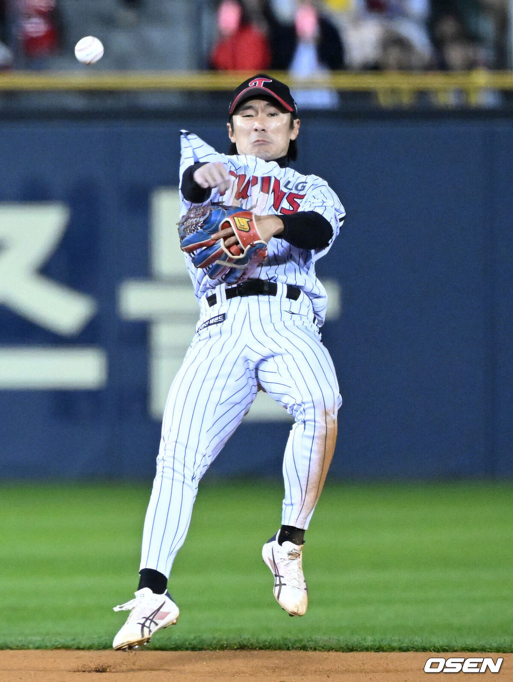 7일 오후 서울 잠실야구장에서 2023 KBO 프로야구 포스트시즌 한국시리즈 1차전 LG 트윈스와 KT 위즈의 경기가 열렸다.6회초 1사에서 LG 신민재가 KT 황재균을 땅볼로 처리하고 있다. 2023.11.07 /sunday@osen.co.kr