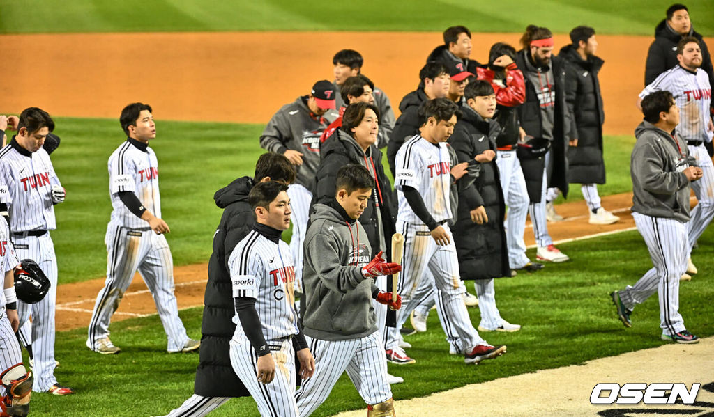 7일 잠실 NC파크에서 2023 신한은행 SOL KBO 포스트시즌 한국시리즈 LG 트윈스와 KT 위즈의 1차전 경기가 열렸다. LG 트윈스 선수들이 KT 위즈에 2-3으로 패한 후 팬들에게 인사를 하고 있다. 2023.11.07 / foto0307@osen.co.kr