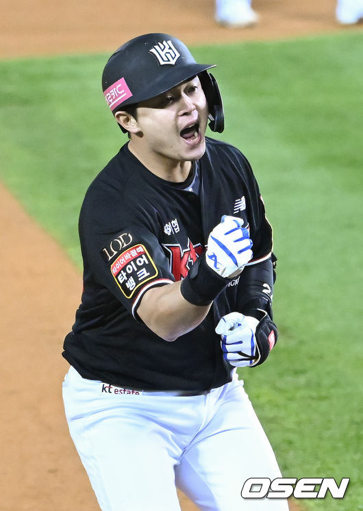 7일 오후 서울 잠실야구장에서 2023 KBO 프로야구 포스트시즌 한국시리즈 1차전 LG 트윈스와 KT 위즈의 경기가 열렸다.9회초 2사 1루 KT 문상철이 역전 1타점 적시 2루타를 날린 뒤 LG 유격수 오지환의 실책을 틈타 3루에 세이프, 세리머니를 하고 있다. 2023.11.07 /ksl0919@osen.co.kr