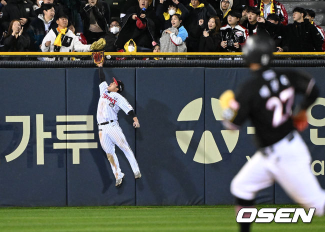 7일 오후 서울 잠실야구장에서 2023 KBO 프로야구 포스트시즌 한국시리즈 1차전 LG 트윈스와 KT 위즈의 경기가 열렸다.9회초 2사 1루에서 LG 문성주가 KT 문상철의 타구를 잡으려 손을 뻗었지만 놓치고 있다. 2023.11.07 /sunday@osen.co.kr