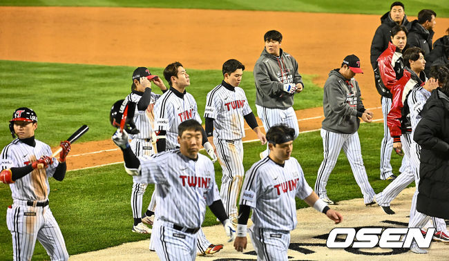 LG 트윈스 선수들이 KT 위즈에 2-3으로 패한 후 팬들에게 인사를 하고 있다. 2023.11.07 / foto0307@osen.co.kr