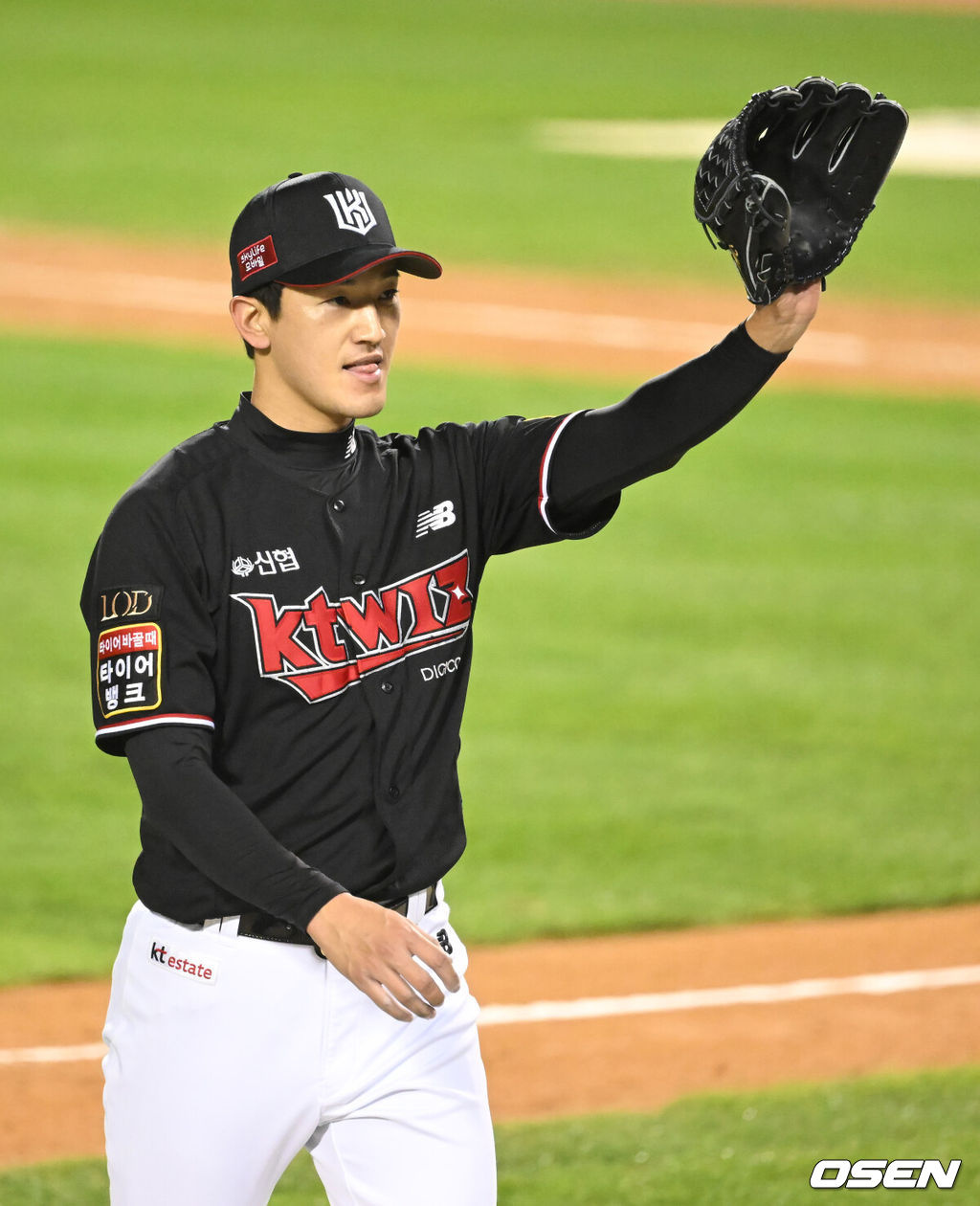 7일 오후 서울 잠실야구장에서 2023 KBO 프로야구 포스트시즌 한국시리즈 1차전 LG 트윈스와 KT 위즈의 경기가 열렸다.5회말 종료 후 KT 고용표가 팬들의 환호에 답하고 있다. 2023.11.07 /ksl0919@osen.co.kr