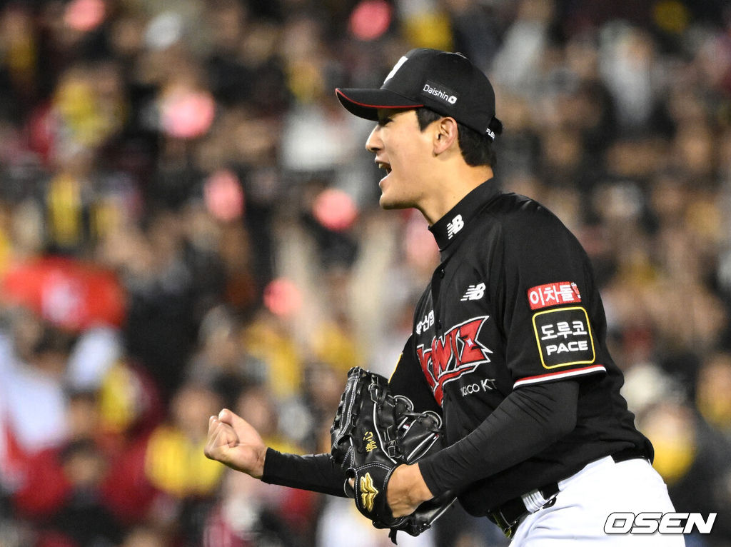 7일 오후 서울 잠실야구장에서 2023 KBO 프로야구 포스트시즌 한국시리즈 1차전 LG 트윈스와 KT 위즈의 경기가 열렸다.4회말 2사 2,3루에서 KT 고영표가 LG 박해민을 삼진으로 처리하고 환호하고 있다. 2023.11.07 /sunday@osen.co.kr