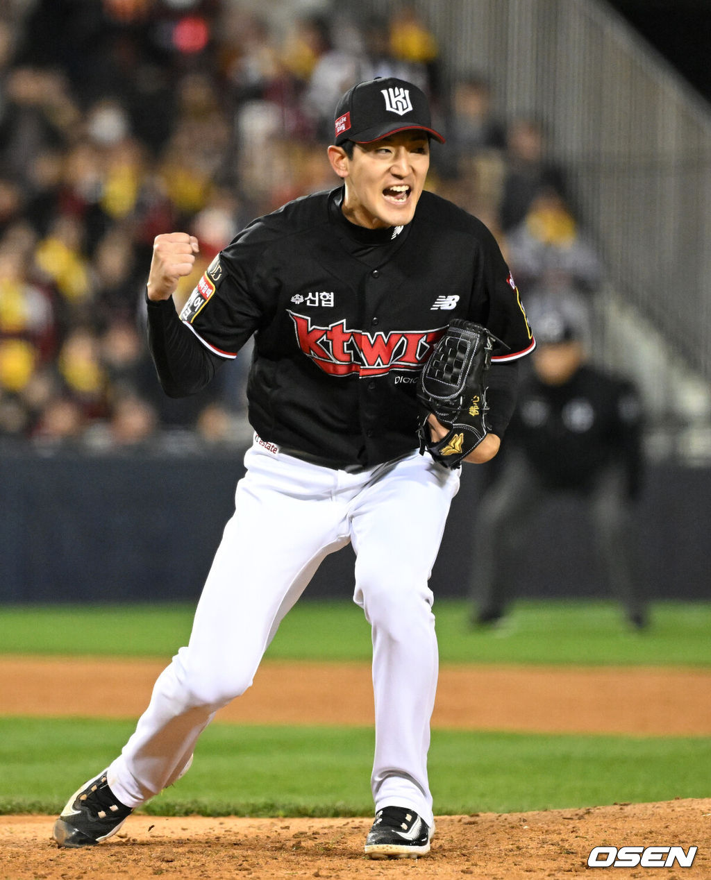 7일 오후 서울 잠실야구장에서 2023 KBO 프로야구 포스트시즌 한국시리즈 1차전 LG 트윈스와 KT 위즈의 경기가 열렸다.4회말 2사 2,3루에서 KT 고영표가 LG 박해민을 삼진으로 처리하고 환호하고 있다. 2023.11.07 /sunday@osen.co.kr