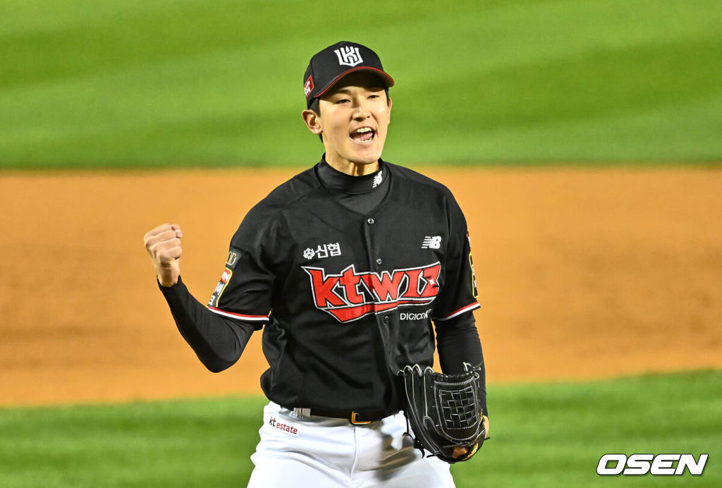 7일 잠실 NC파크에서 2023 신한은행 SOL KBO 포스트시즌 한국시리즈 LG 트윈스와 KT 위즈의 1차전 경기가 열렸다. KT 위즈 고영표가 5회말 2사 1,2루 LG 트윈스 박동원을 삼진으로 잡고 주먹을 불끈 쥐며 환호하고 있다. 2023.11.07 / foto0307@osen.co.kr