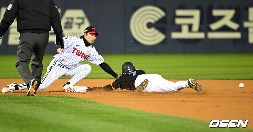 7일 오후 서울 잠실야구장에서 2023 KBO 프로야구 포스트시즌 한국시리즈 1차전 LG 트윈스와 KT 위즈의 경기가 열렸다.1회초 무사 1루에서 KT 1루주자 김상수가 도루에 성공하고 있다. 2023.11.07 /sunday@osen.co.kr