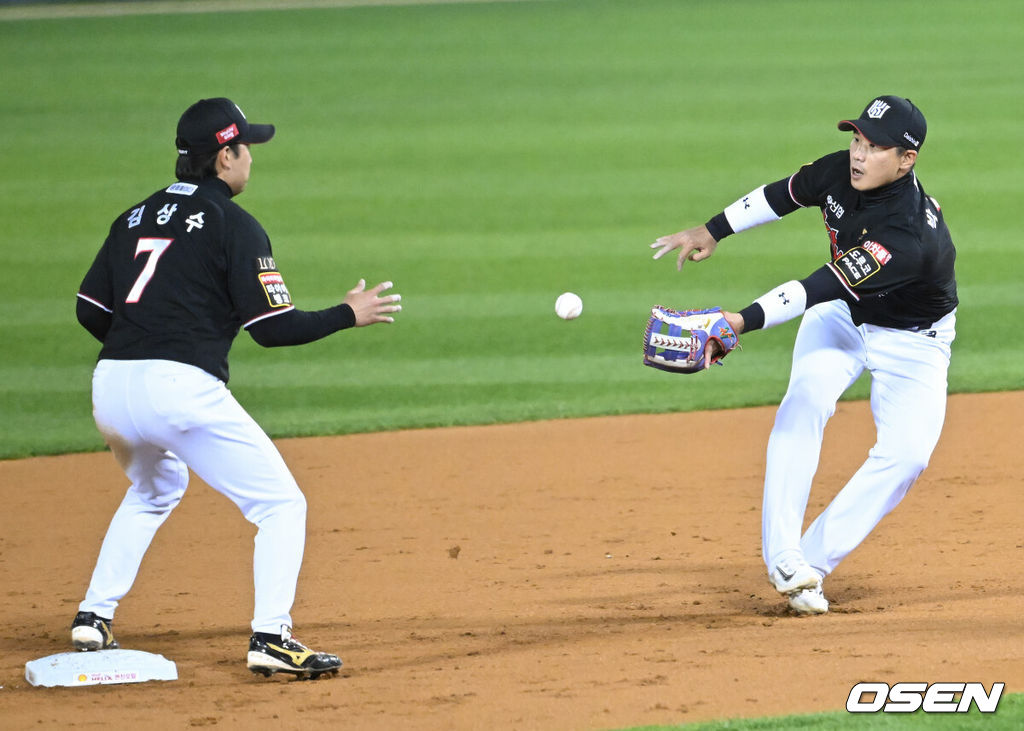 7일 오후 서울 잠실야구장에서 '2023 KBO 프로야구 포스트시즌 한국시리즈 1차전' LG 트윈스와 KT 위즈의 경기가 열렸다.1회말 1사 1, 3루 LG 오스틴의 2루수 땅볼 때 KT 2루수 박경수가 송구실책을 범하고 있다. 이때 LG 3루주자 박해민이 홈으로 내달려 동점 득점을 올렸다. 2023.11.07 / ksl0919@osen.co.kr