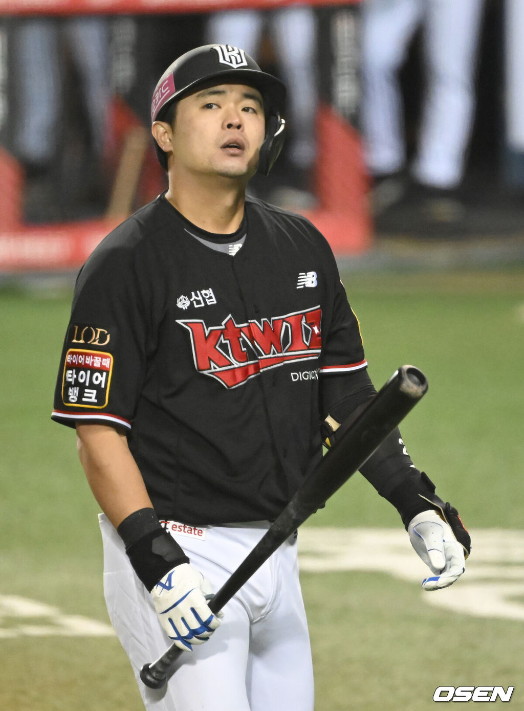 7일 오후 서울 잠실야구장에서 2023 KBO 프로야구 포스트시즌 한국시리즈 1차전 LG 트윈스와 KT 위즈의 경기가 열렸다.7회초 1사 1, 2루 KT 문상철이 헛스윙 삼진으로 물러나며 아쉬워하고 있다. 2023.11.07 /ksl0919@osen.co.kr