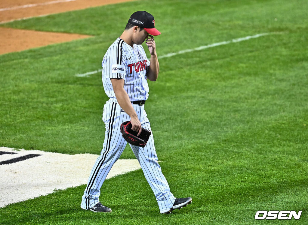 7일 잠실 NC파크에서 2023 신한은행 SOL KBO 포스트시즌 한국시리즈 LG 트윈스와 KT 위즈의 1차전 경기가 열렸다. LG 트윈스 고우석이 9회초 2사 1루 KT 위즈 문상철에게 1실점하고 아쉬워하고 있다. 2023.11.07 / foto0307@osen.co.kr