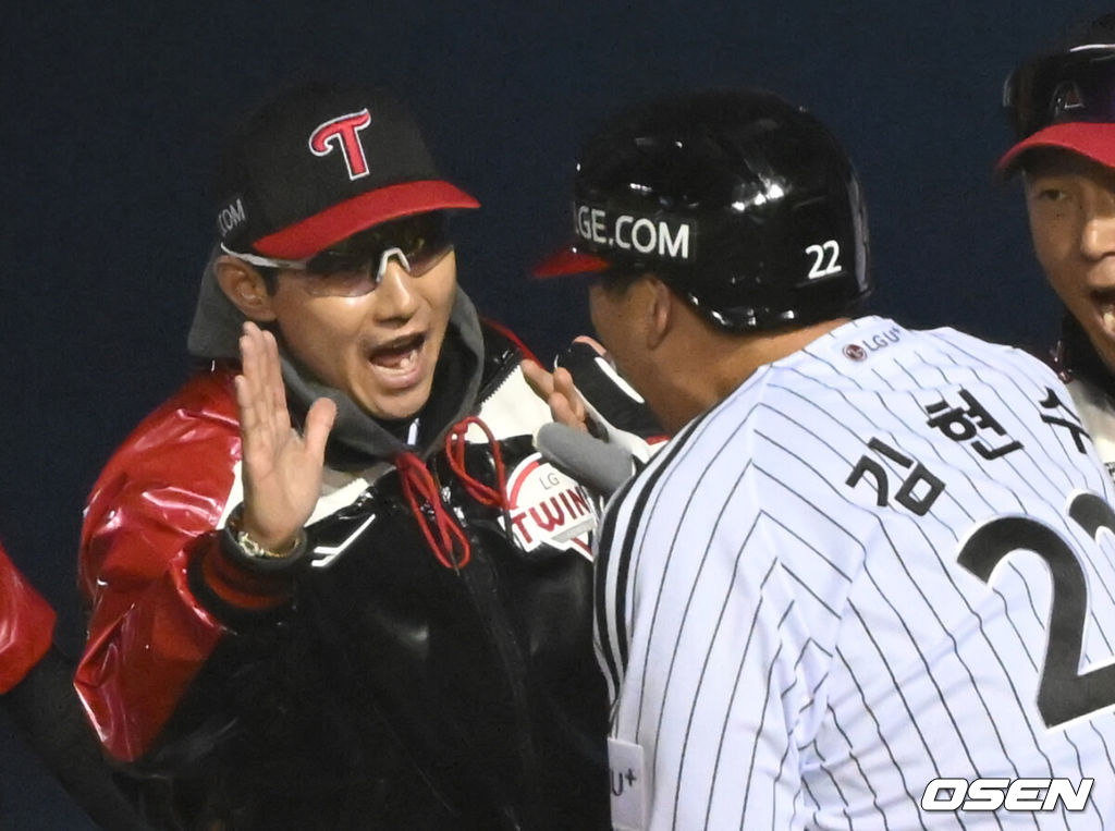 7일 오후 서울 잠실야구장에서 '2023 KBO 프로야구 포스트시즌 한국시리즈 1차전' LG 트윈스와 KT 위즈의 경기가 열렸다.1회말 1사 2, 3루 LG 문보경의 역전 1타점 희생플라이 때 3루주자 김현수가 득점을 올린 뒤 더그아웃에서 염경엽 감독과 기쁨을 나누고 있다. 2023.11.07 / ksl0919@osen.co.kr