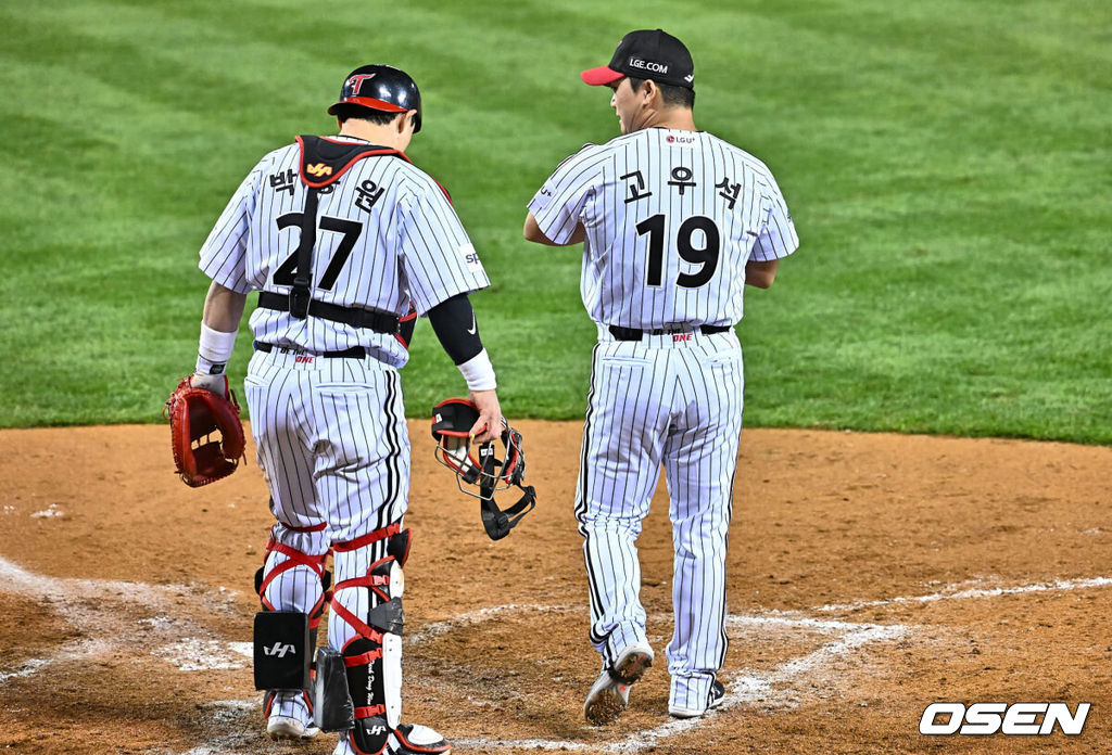 7일 잠실 NC파크에서 2023 신한은행 SOL KBO 포스트시즌 한국시리즈 LG 트윈스와 KT 위즈의 1차전 경기가 열렸다. LG 트윈스 고우석과 박동원이 9회초 2사 1루 KT 위즈 문상철에게 1실점하고 아쉬워하고 있다. 2023.11.07 / foto0307@osen.co.kr