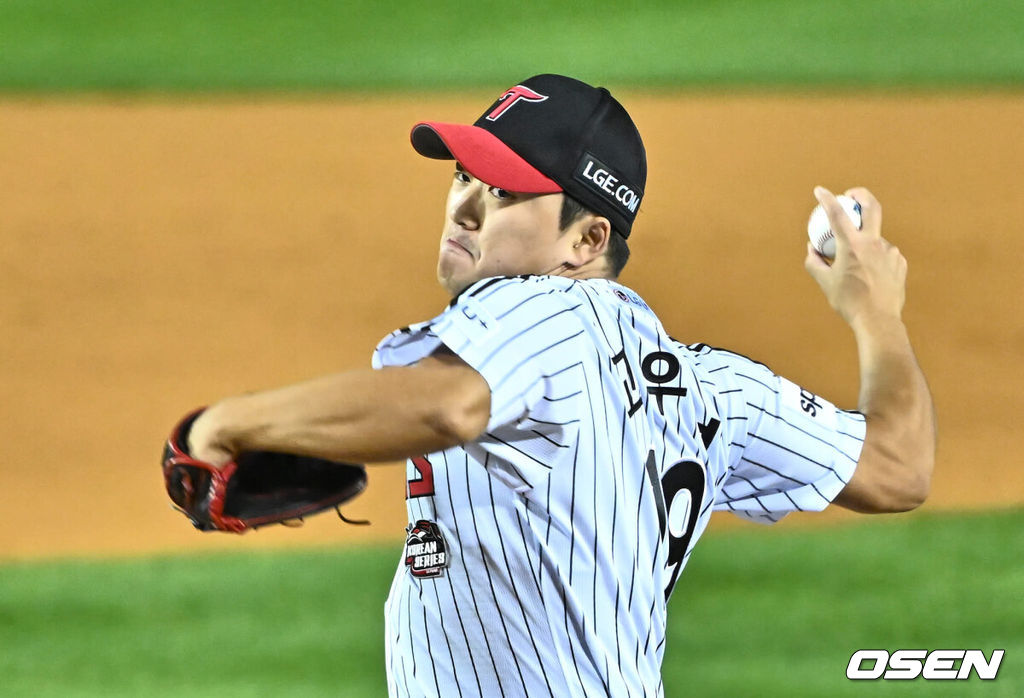 7일 잠실 NC파크에서 2023 신한은행 SOL KBO 포스트시즌 한국시리즈 LG 트윈스와 KT 위즈의 1차전 경기가 열렸다. LG 트윈스 고우석이 역투하고 있다. 2023.11.07 / foto0307@osen.co.kr