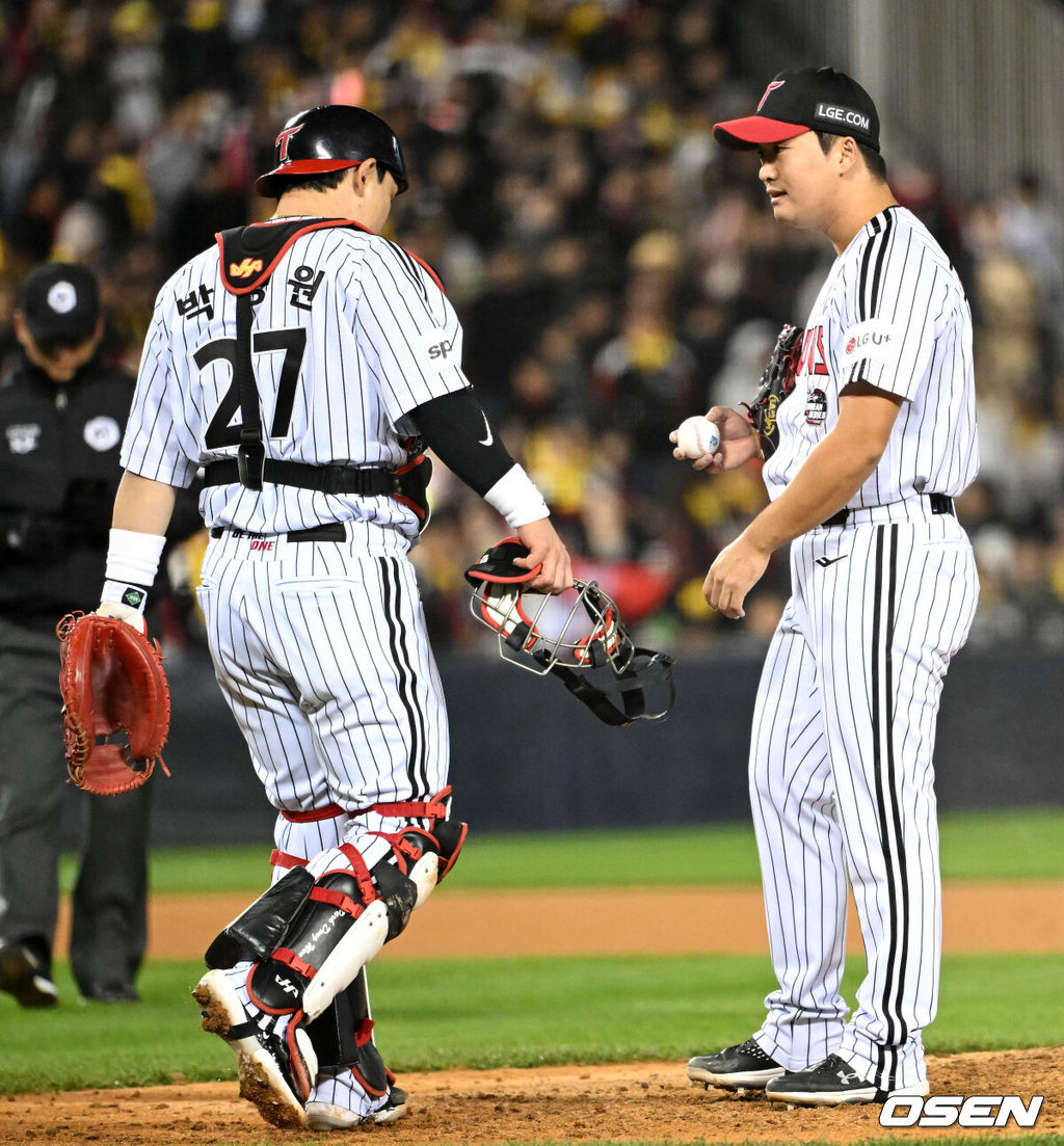 7일 오후 서울 잠실야구장에서 2023 KBO 프로야구 포스트시즌 한국시리즈 1차전 LG 트윈스와 KT 위즈의 경기가 열렸다.9회초 2사에서 LG 고우석과 박동원이 KT 배정대에게 볼넷을 허용하며 아쉬워하고 있다. 2023.11.07 /sunday@osen.co.kr