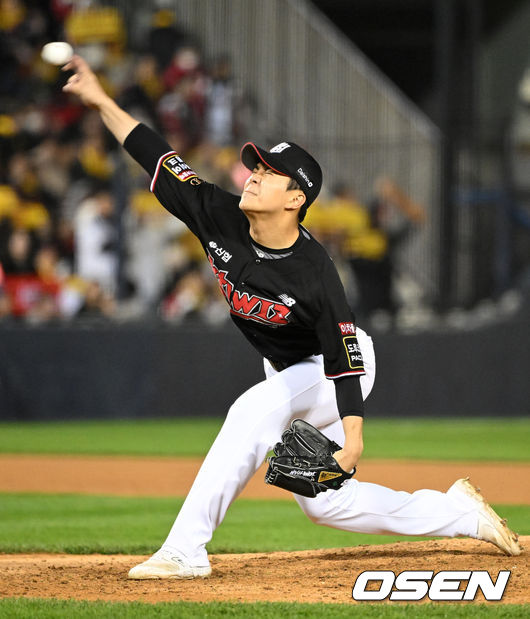 7일 오후 서울 잠실야구장에서 2023 KBO 프로야구 포스트시즌 한국시리즈 1차전 LG 트윈스와 KT 위즈의 경기가 열렸다.7회말 무사에서 KT 손동현이 역투하고 있다. 2023.11.07 /sunday@osen.co.kr