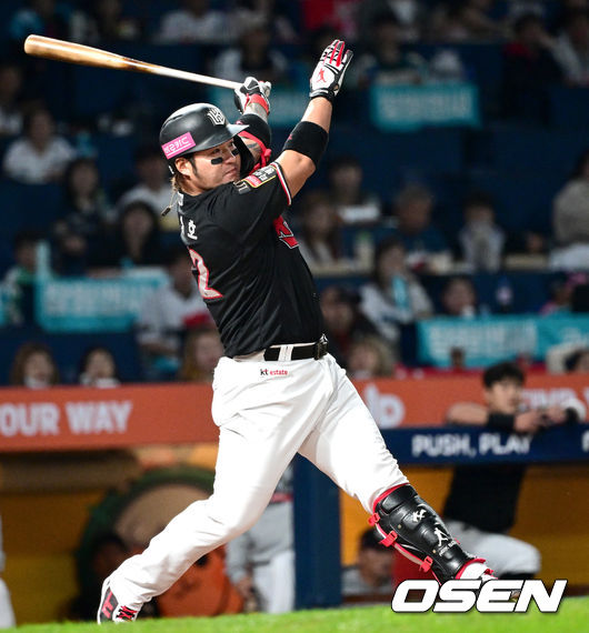 3일 오후 창원 NC파크에서 ‘2023 신한은행 SOL KBO 포스트시즌 플레이오프’ 4차전 NC 다이노스와 KT 위즈의 경기가 열렸다.1회초 1사 1, 3루 상황 KT 박병호가 선제 1타점 적시타를 날리고 있다. 2023.11.03 / dreamer@osen.co.kr