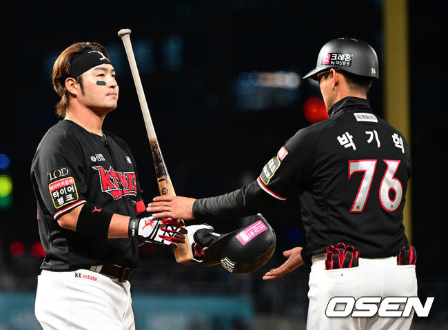 2일 오후 창원 NC파크에서 ‘2023 신한은행 SOL KBO 포스트시즌 플레이오프’ 3차전 NC 다이노스와 KT 위즈의 경기가 열렸다.3회초 2사 주자없는 상황 KT 박병호가 오른쪽 파울플라이로 물러나며 아쉬워하고 있다. 2023.11.02 / dreamer@osen.co.kr