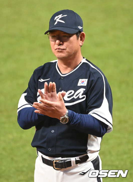 류중일 감독이 이끄는 한국 야구 대표팀이 4회 연속 우승을 차지했다. 한국은 7일(이하 한국시간) 중국 저장성 사오싱 야구장에서 열린 2022 항저우 아시안게임 야구 결승전에서 대만을 2-0으로 눌렀다. 이로써 지난 2일 대만과의 B조 예선 2차전 0-4 완패를 설욕하며 금메달을 목에 걸었다. 경기 시작에 앞서 대한민국 류중일 감독이 박수를 치고 있다.. 2023.10.07 /ksl0919@osen.co.kr 