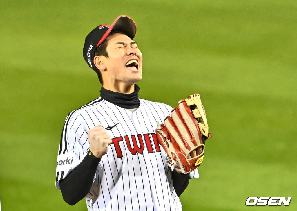 7일 잠실 NC파크에서 2023 신한은행 SOL KBO 포스트시즌 한국시리즈 LG 트윈스와 KT 위즈의 1차전 경기가 열렸다. LG 트윈스 홍창기가 7회초 2사 1,2루 김민혁의 우전 안타때 홈 쇄도한 장성우를 잡고 비디오 판독끝에 아웃 선언되자 포효하고 있다. 2023.11.07 / foto0307@osen.co.kr