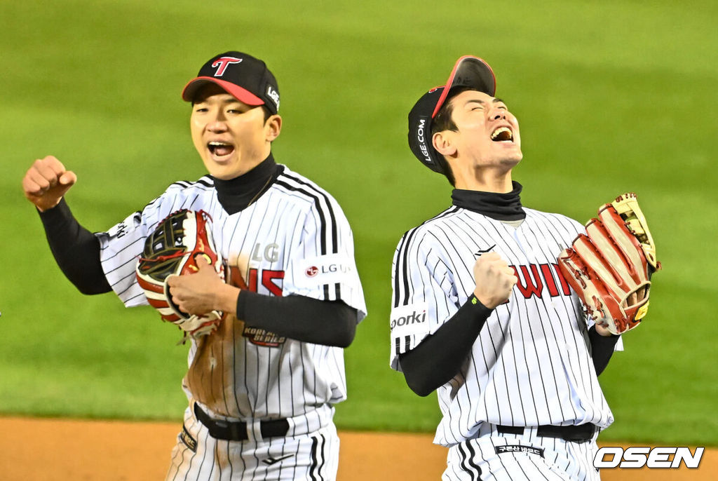 7일 잠실 NC파크에서 2023 신한은행 SOL KBO 포스트시즌 한국시리즈 LG 트윈스와 KT 위즈의 1차전 경기가 열렸다. LG 트윈스 홍창기가 7회초 2사 1,2루 김민혁의 우전 안타때 홈 쇄도한 장성우를 잡고 비디오 판독끝에 아웃 선언되자 포효하고 있다. 2023.11.07 / foto0307@osen.co.kr