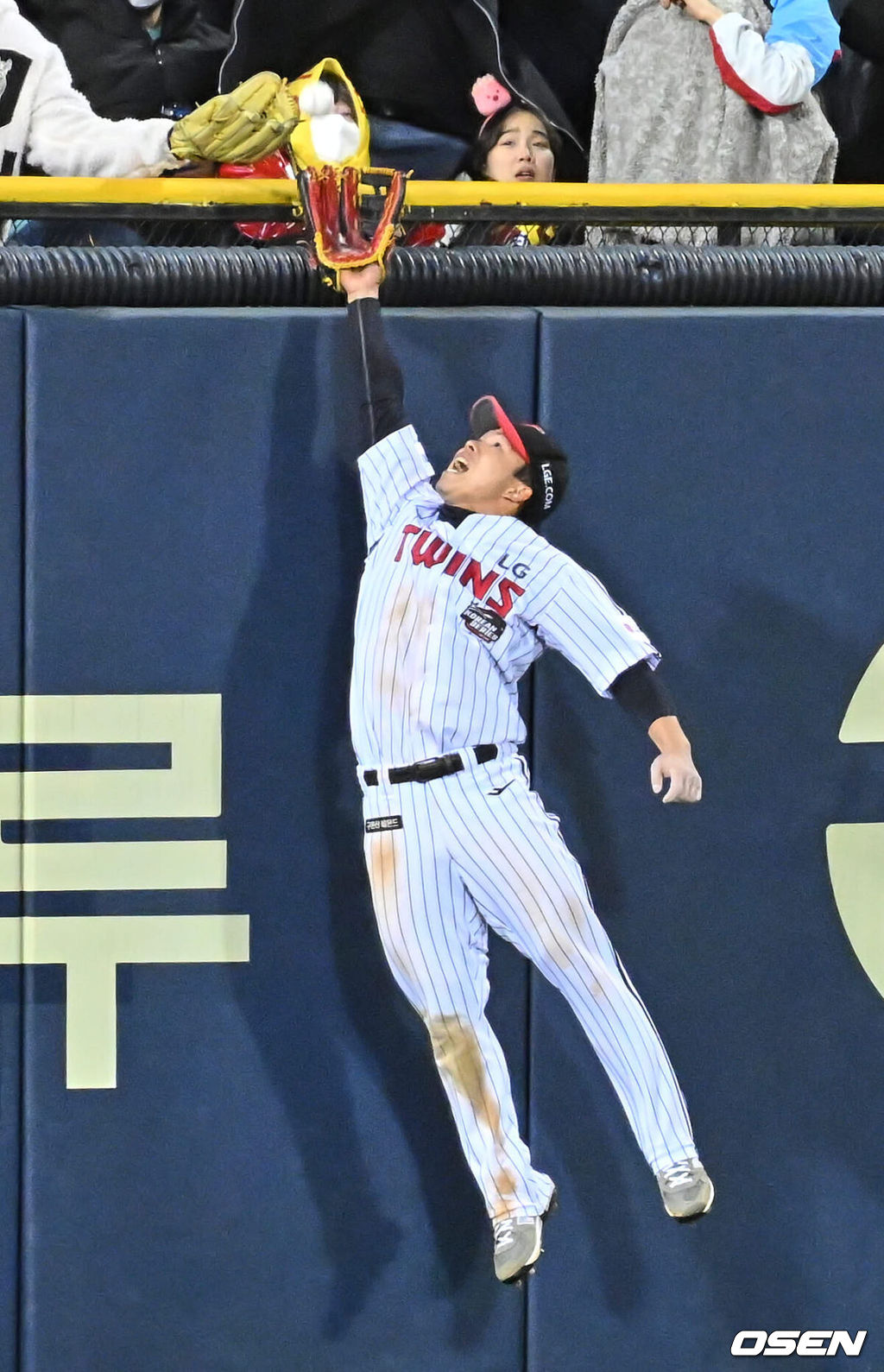 7일 잠실 NC파크에서 2023 신한은행 SOL KBO 포스트시즌 한국시리즈 LG 트윈스와 KT 위즈의 1차전 경기가 열렸다. LG 트윈스 문성주가 9회초 2사 1루 KT 위즈 문상철의 타구를 몸을 날렸으나 잡지 못하고 있다. 2023.11.07 / foto0307@osen.co.kr