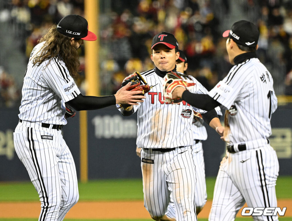 7일 오후 서울 잠실야구장에서 2023 KBO 프로야구 포스트시즌 한국시리즈 1차전 LG 트윈스와 KT 위즈의 경기가 열렸다.6회초 2사에서 LG 문성주가 호수비를 펼치고 더그아웃으로 가며 켈리, 박해민과 하이파이브를 하고 있다. 2023.11.07 /sunday@osen.co.kr