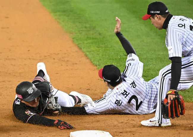 7일 오후 서울 잠실야구장에서 '2023 KBO 프로야구 포스트시즌 한국시리즈 1차전' LG 트윈스와 KT 위즈의 경기가 열렸다.2회초 무사 1,2루 KT 문상철의 병살타 때 3루로 LG 3루수 문보경이 KT 2루주자 배정대를 태그아웃 시키고 있다. 2023.11.07 / ksl0919@osen.co.kr