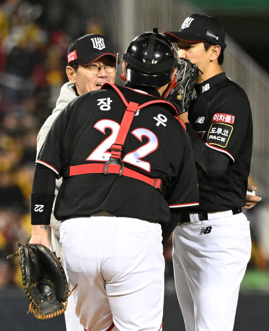 7일 오후 서울 잠실야구장에서 2023 KBO 프로야구 포스트시즌 한국시리즈 1차전 LG 트윈스와 KT 위즈의 경기가 열렸다.2회초 1사 만루에서 마운드를 방문한 KT 이강철 감독이 장성우, 고영표와 이야기를 나누고 있다. 2023.11.07 /sunday@osen.co.kr