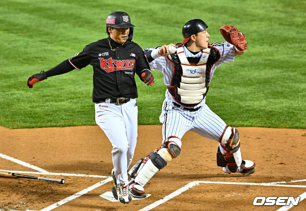 8일 잠실 NC파크에서 2023 신한은행 SOL KBO 포스트시즌 한국시리즈 LG 트윈스와 KT 위즈의 2차전 경기가 열렸다. KT 위즈 김상수가 1회초 무사 만루 박병호의 3루 땅볼때 홈에서 아웃되고 있다. 2023.11.08 / foto0307@osen.co.kr